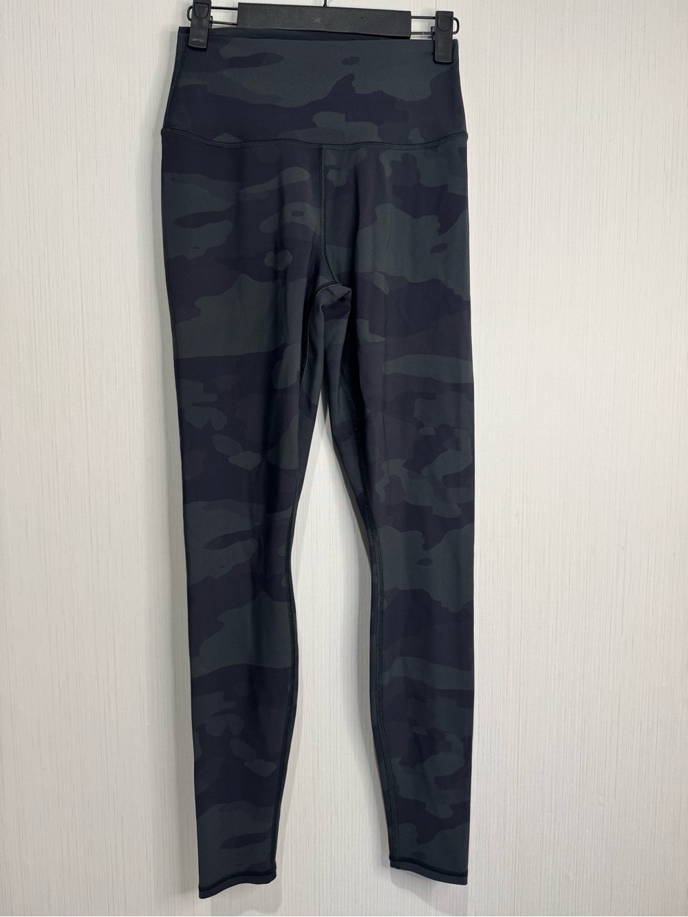 alo yoga leggings. Camo print. Size Small. No flaws noted!